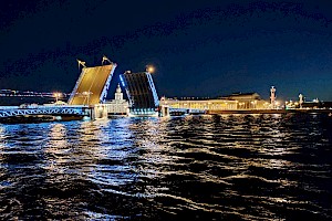 Мосты разведены. Огни Невы