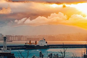 Корабли Новороссийска на закате