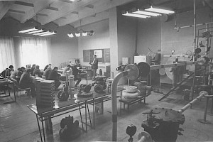 Занятия в классе газового оборудования. Преподаватель Пинский Леонид Лазаревич, 1995 год